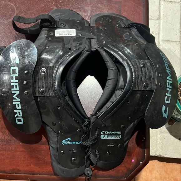 Worn shoulder pads for football - Picture 2 of 5